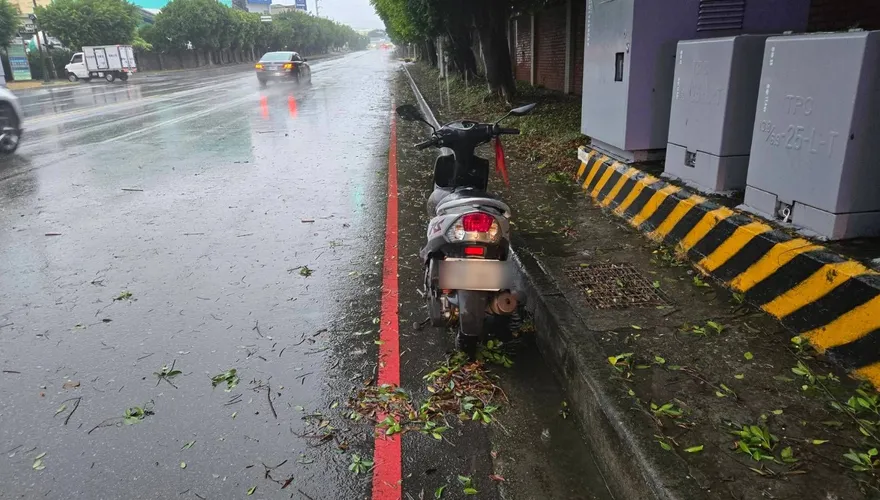 康芮再奪一命？台中男騎車上班「因倒塌路樹致死」　時間在陸警解除前
