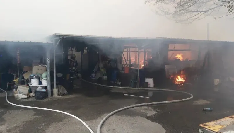 台中清水嚴重火警！鐵皮屋陷火海　全面燃燒畫面直擊