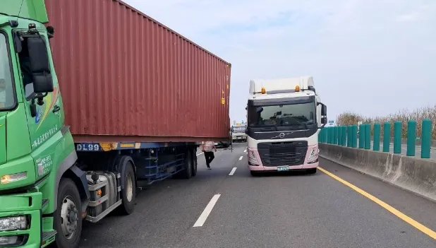 台61線驚傳連環追撞！貨櫃車猛撞防撞車再撞聯結車　目前傷亡尚不明