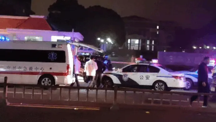 影/校園驚傳持刀傷人！目擊者曝「看見人就捅」　江蘇省學校地板噴灑血跡