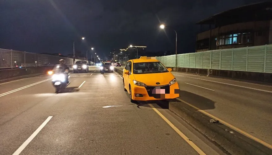 沒吃晚餐釀禍！樹林小黃運匠低血糖突暈眩　下秒轎車猛撞陸橋分隔島