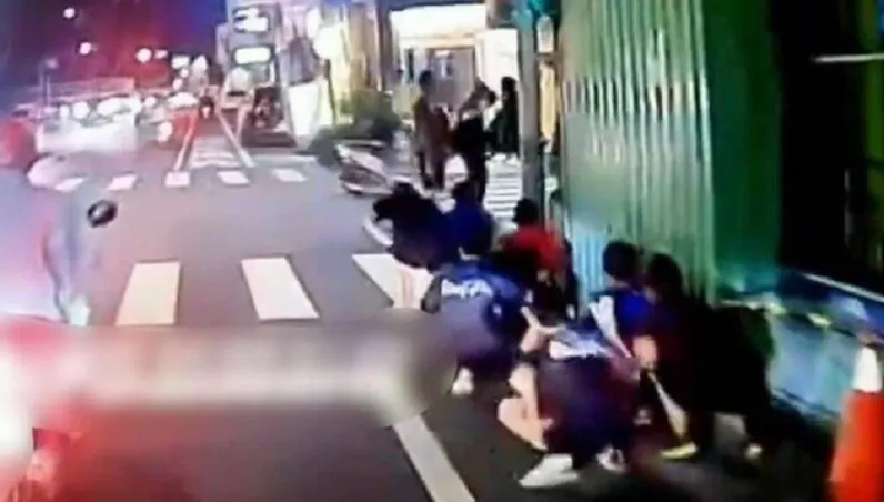 影/台南式魔鬼訓練？整排男學生街頭「鴨子走路」　深色衣褲險遭撞