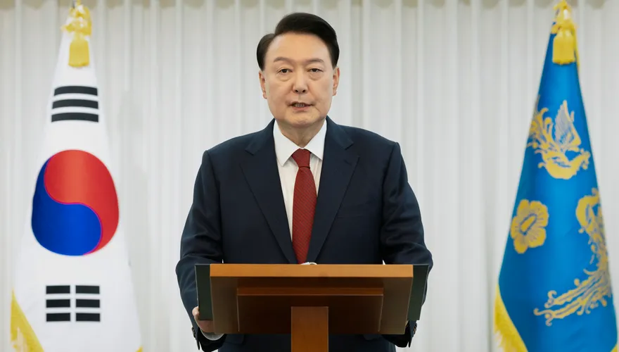 64歲生日不快樂！尹錫悅在家沒慶生　民眾送囚衣手銬當禮物