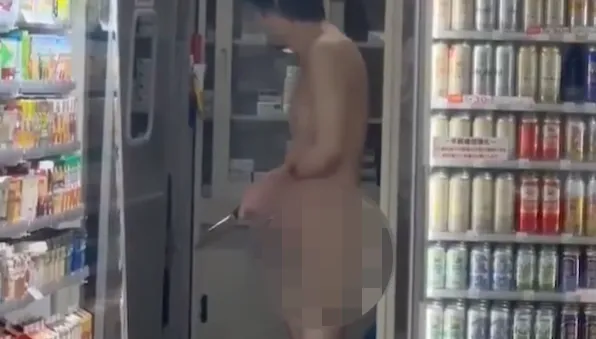 影/裸男闖日超商「持刀劈砍商品」畫面曝　顧客店員嚇逃竄