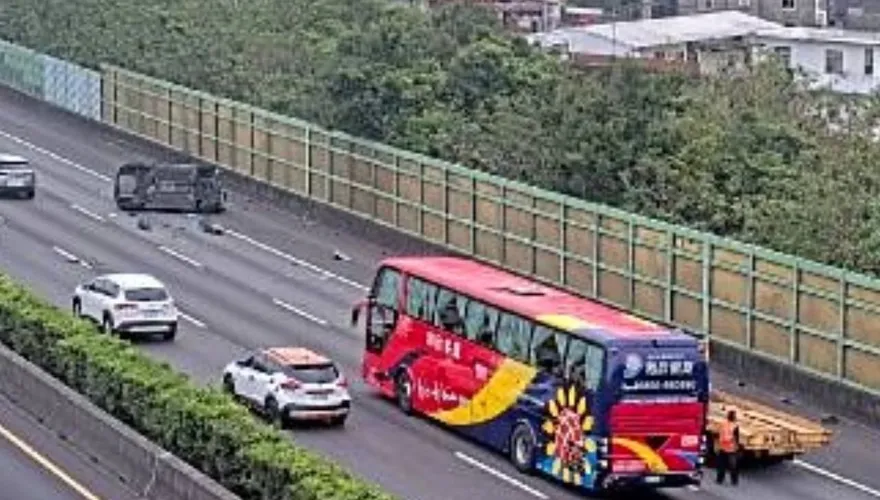 假日出遊注意！國1北向新竹段「車翻覆滑行」零件散落一地
