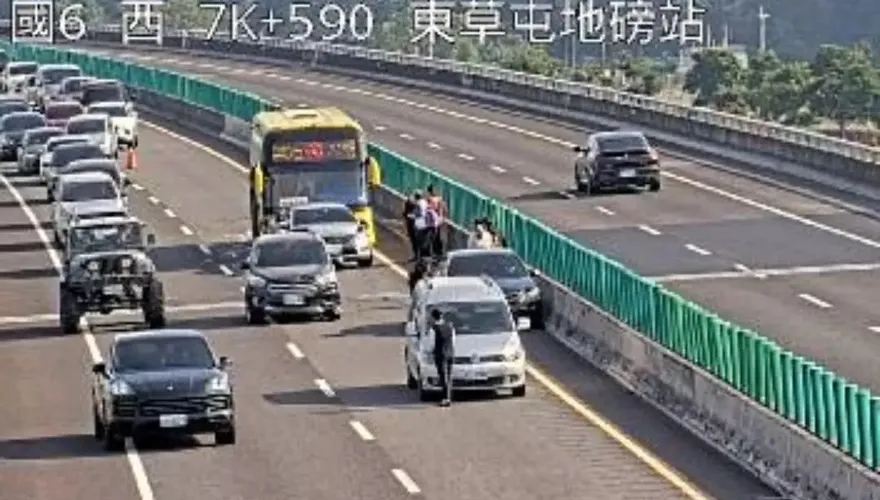中部重大車禍！國6西向草屯段「5大小車追撞」回堵10公里