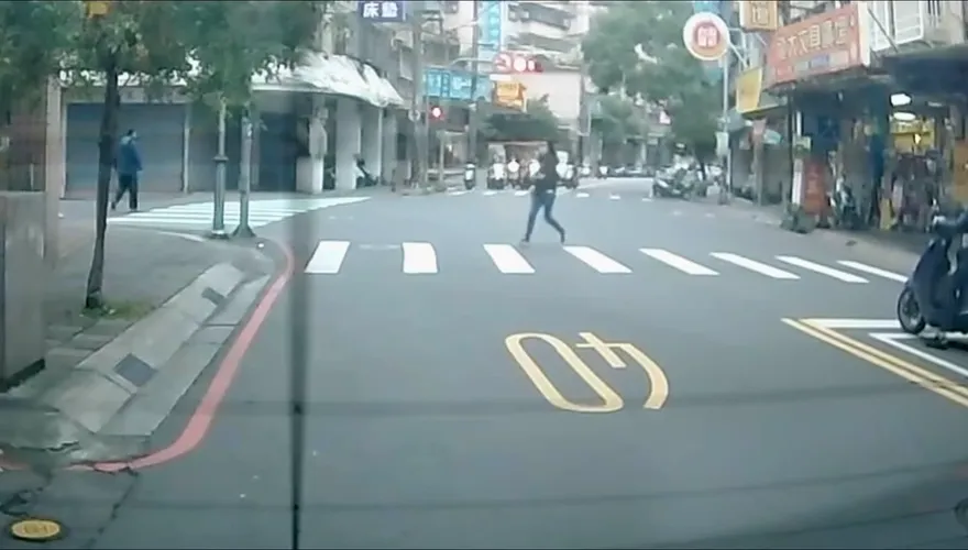 影/行人「綠燈剩2秒」小跑步過馬路！她遭新北警攔下開罰