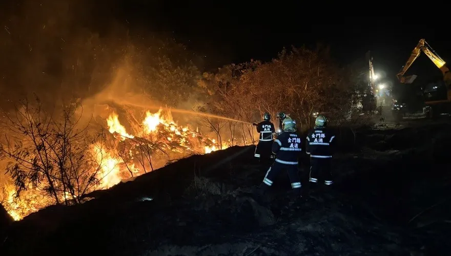 金門耶誕夜重大火警！陽明湖旁田野變火海