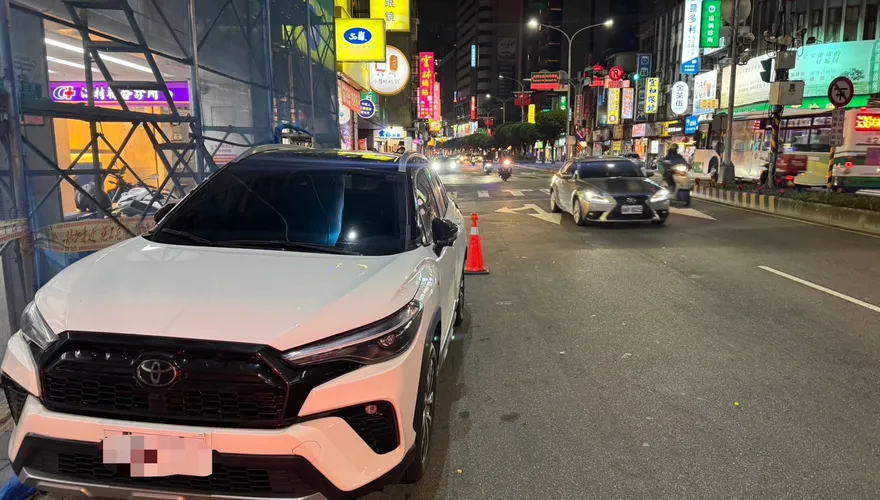 影/差點拆人房子！三重恍惚男開車撞鷹架　副駕搜出K他命