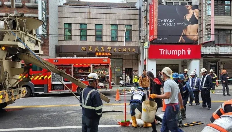 影/桃園街頭驚見天坑噴煙！捷運施工「潛盾機」高溫釀恐慌
