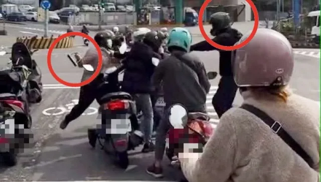 影/基隆街頭真人快打！大鎖阿姨vs棍棒哥路口持械追逐