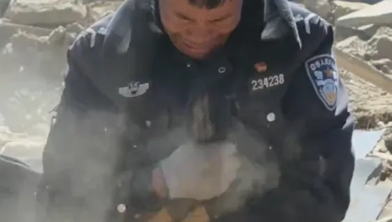影/兒女藏震罹難！輔警爸挖出孩子衣服崩潰：一刻也不敢停