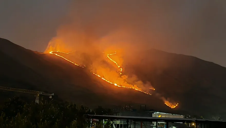 香港也火燒山！狂燃17小時「火線蔓延5百米」　登山客一度受困