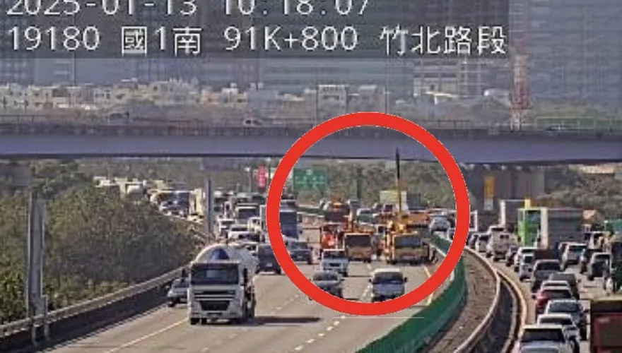上班時間5車追撞！國1新竹段5車追撞佔內側2道　紫爆