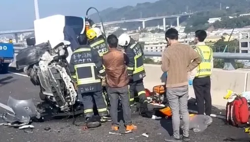 恐怖！女駕駛國4失控自撞分隔島　轎車側翻零件四散