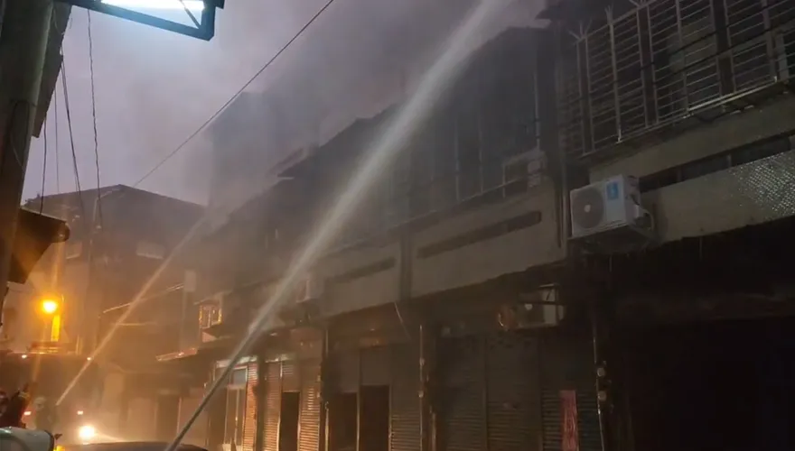 影/嘉義「地獄級」火警！6民宅屋頂燒毀　幸無傷亡