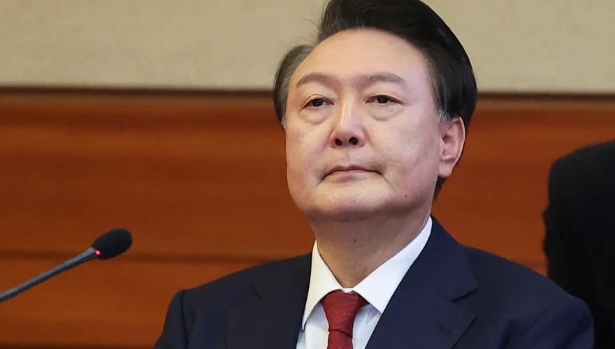 尹錫悅「西裝、紅領帶」出席彈劾案庭審　4千尹粉場外聲援