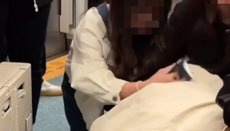 見義勇為畫面曝！苗栗家暴男強拉妻回家　乘客包圍保護她