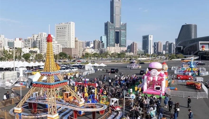 高雄「冬日遊樂園」開幕首日！男童玩「旋轉戰鬥機」暈倒