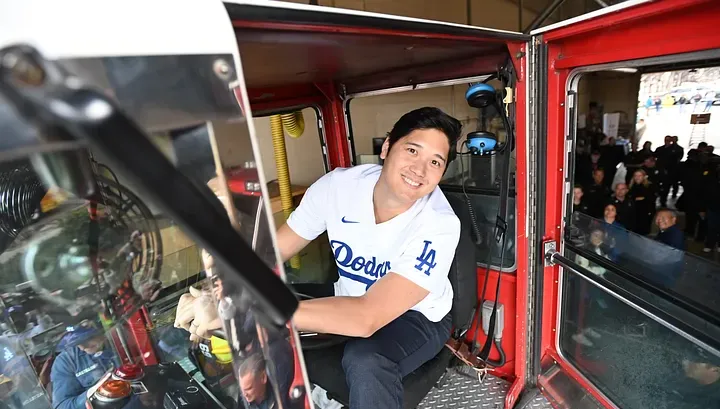 大谷化身打火英雄！慰問洛杉磯消防隊　「與每人打氣超暖」
