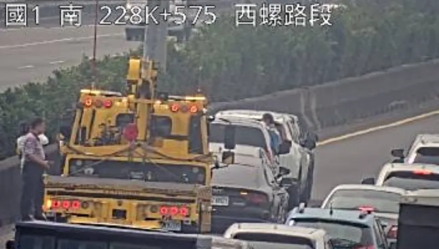 國1南向西螺段「6車追撞」 傷亡不明！擠壓現場直擊