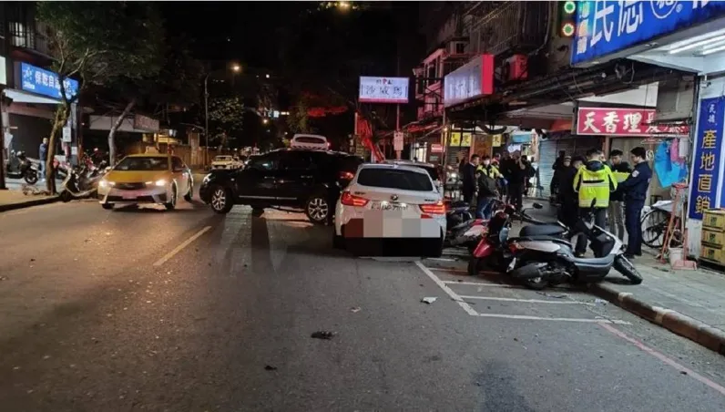 新北嚴重車禍！19歲嫩男無照「連撞7車」瞎辯：我貧血