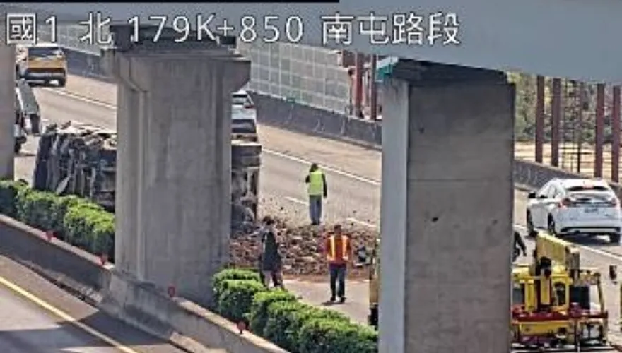 影/收假注意！國1南向南屯段「砂石車翻覆」釀紫爆
