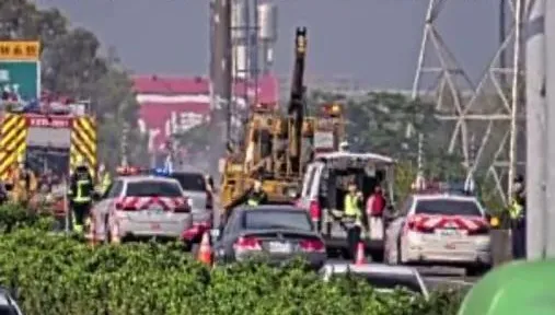 影/國1北向雲林段「車輛狂燃」！救護車門打開待命