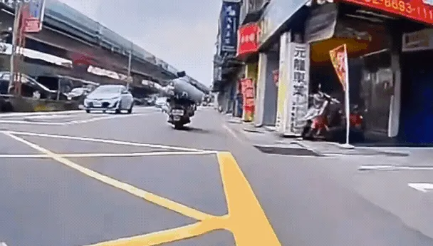 影/超驚悚瞬間曝光！前方騎士「瓦斯桶突掉落」險砸中後方機車
