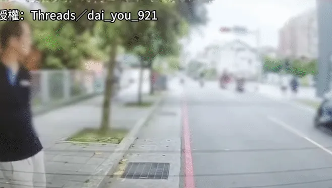 影/三峽近距離視角！學童校門口遭暴衝轎車撞飛四處