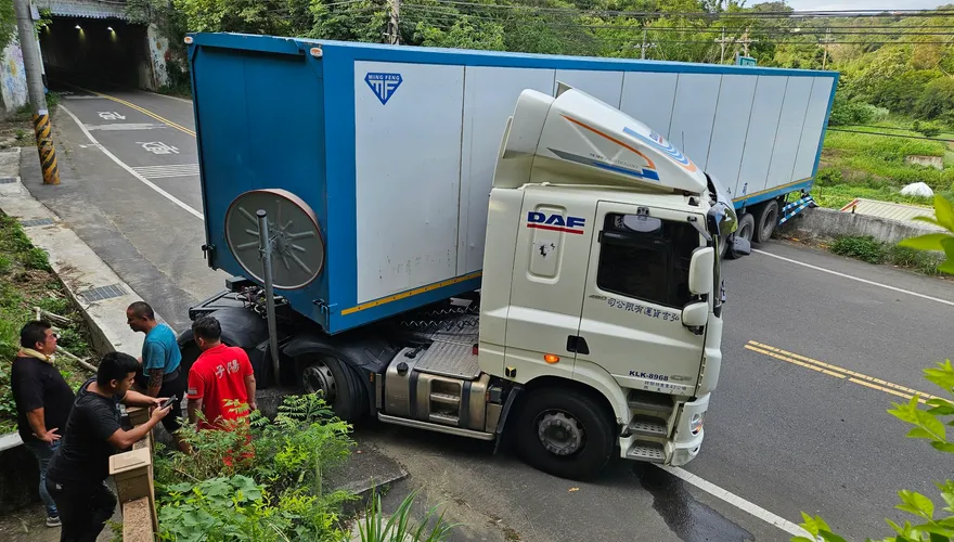 影/超糗！竹縣寶山大貨車迴轉打橫堵死路　雙向交通中斷