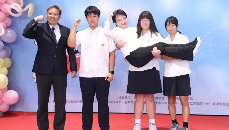 盧秀燕被「公主抱」畫面曝光！被女高中畢業生輕鬆舉起