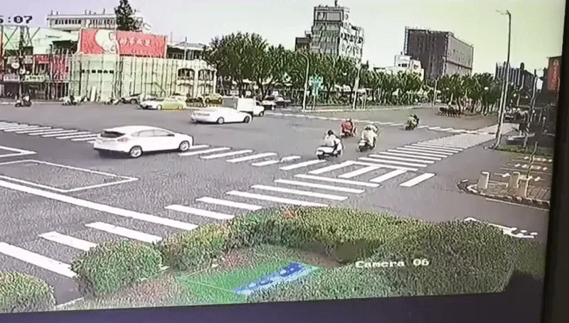 影/路口驚魂！嘉市70歲翁載妻遭撞飛　議員救援助脫困