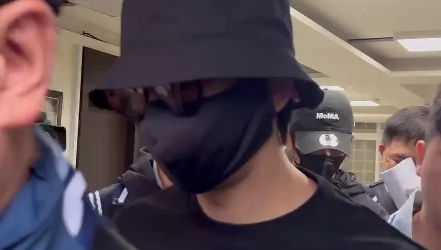 影/列隊被帶出！陳柏霖等4閃兵藝人「移送新北檢複訊」