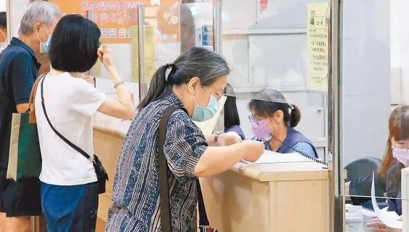 未轉診！輕症衝大醫院「一次收1200元」　明年起設半年觀察期