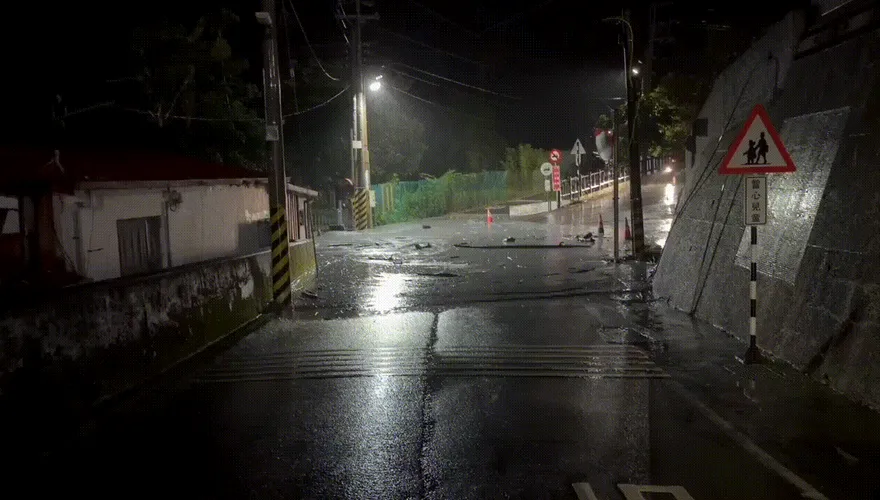 影/馬太鞍溪水位暴增！花蓮明利村緊急撤離　溢流畫面曝光