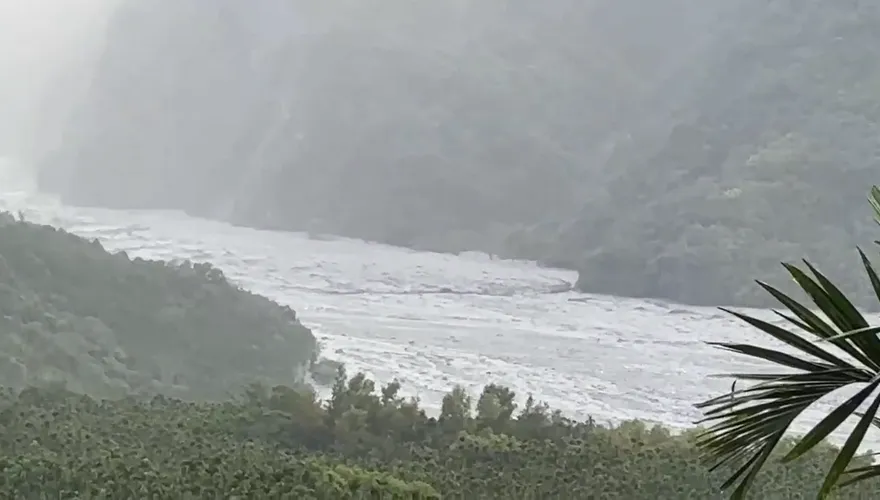 影/請全速撤離！馬太鞍溪新堰塞湖「提前溢流」了