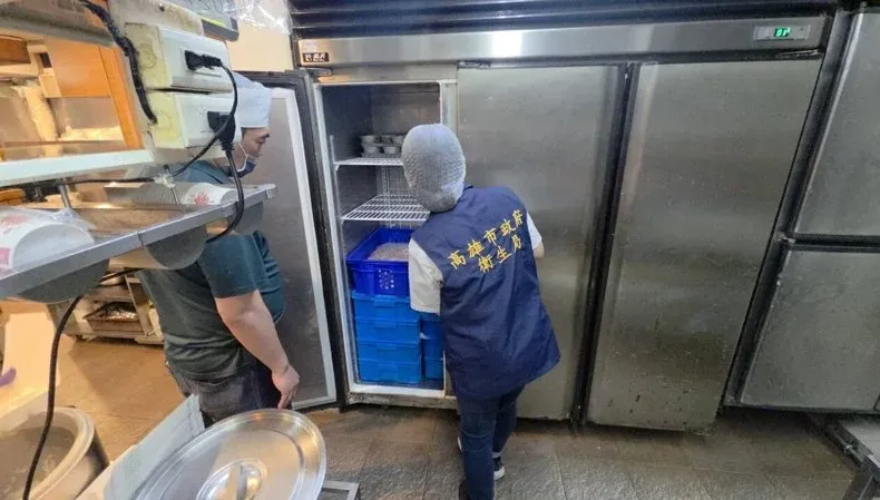 連鎖便當店驚見「分屍蟑螂」　討說法...店家竟回：牠自己飛進去的！
