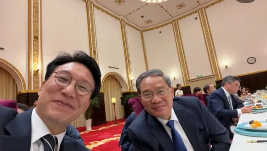 咱倆也「來一張」！南韓總理金民錫訪大連　秀與陸總理李強自拍