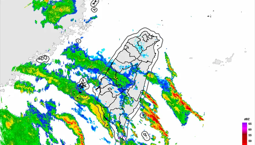 夜間2縣市大雨特報！大雷雨狂炸恆春、滿洲　慎防9級強風與積水