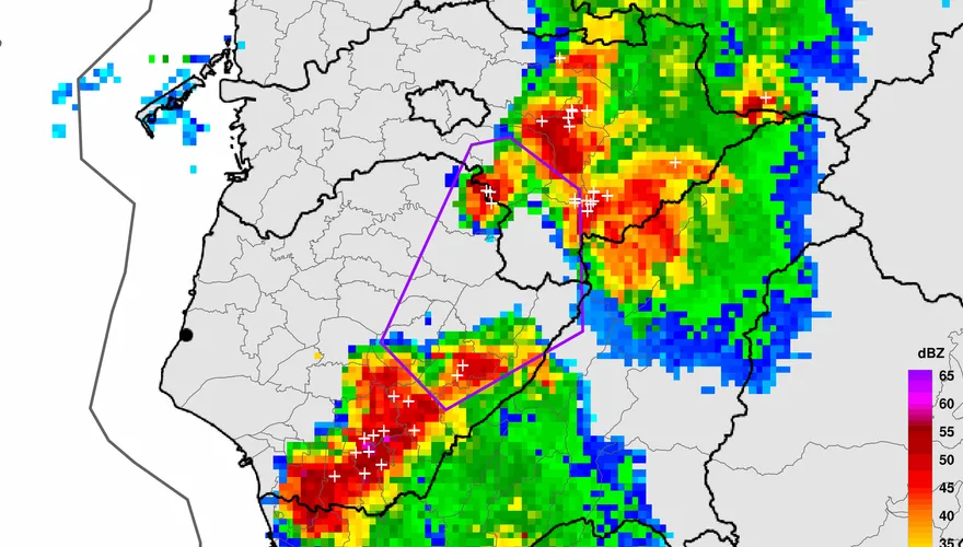 對流雲系發威！天塌式暴雨襲嘉南　大雷雨狂轟一小時
