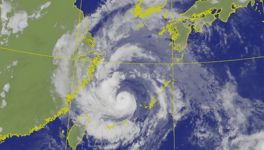 白海豚豪雨狂炸北部、山區！週末濕答答　海警估週一解除