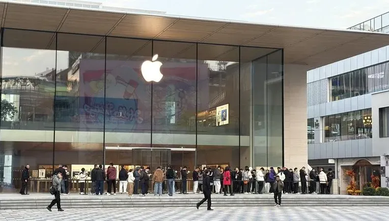 蘋果iPhone Duo開賣！北京門市提前營業　果粉清晨6點排隊