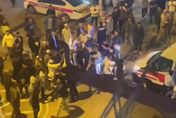 香港街頭聚集逾20名南亞裔人士互叫囂　警方出動7台警車到場壓制