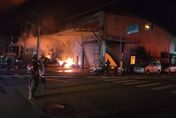 台南總頭寮工業區4間連棟工廠火警　無人傷亡