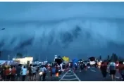 影/印度出現巨大弧狀雲如天降海嘯　民眾紛紛拍下難得奇景
