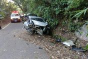 苗栗公館小客車撞山壁　3人夾困車內1死2傷
