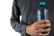 老人易脫水，怎麼喝才健康？正確補水7原則：適量、適時、適溫