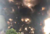 影／整條路都在燒！安徽一大橋上油罐車遭撞起火 火花如瀑布路人驚逃