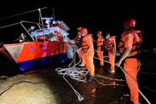 驚險！貢寮萊萊磯釣場海釣船暗夜擱淺　海巡人員救船上受困9人